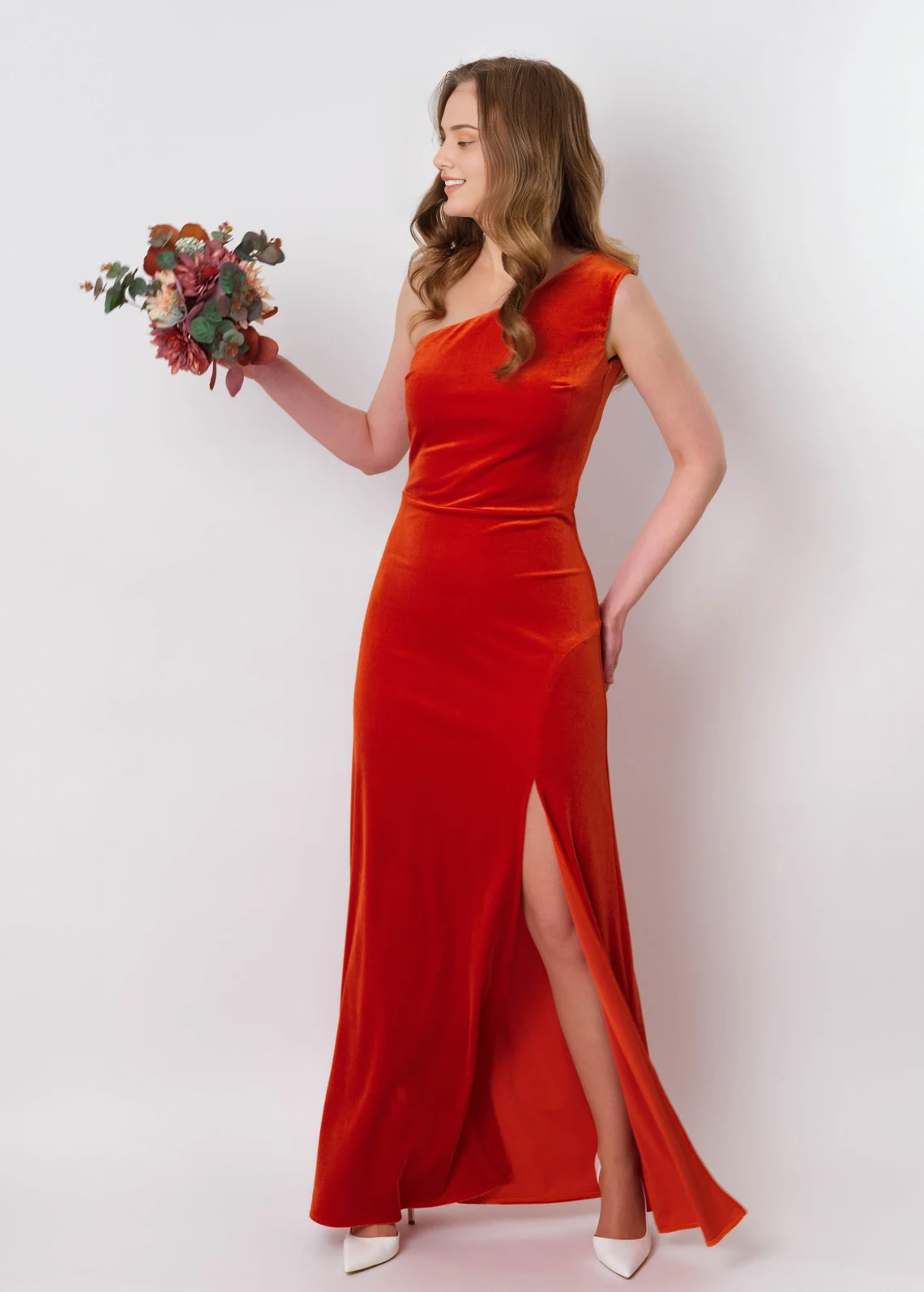 Vestido largo de terciopelo color naranja óxido, sin mangas, con un hombro al descubierto, con aberturas, para dama de honor, para invitada de boda y de noche.